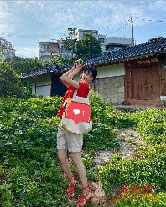 朴河善穿着休闲装去野餐 手举迷你西瓜露出可爱笑容