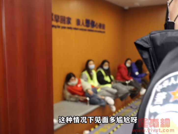 女主播涉黄被抓捕还嬉皮笑脸与警方唠嗑,扬言:等我漂亮点再抓我不行吗?