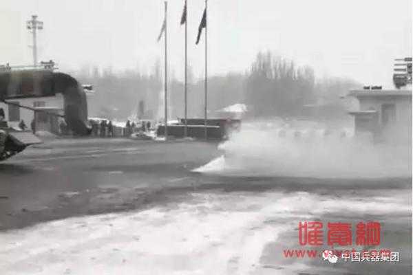 雪后街头出现扫雪神器：“坦克加飞机发动机”