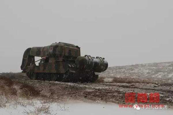 雪后街头出现扫雪神器：“坦克加飞机发动机”