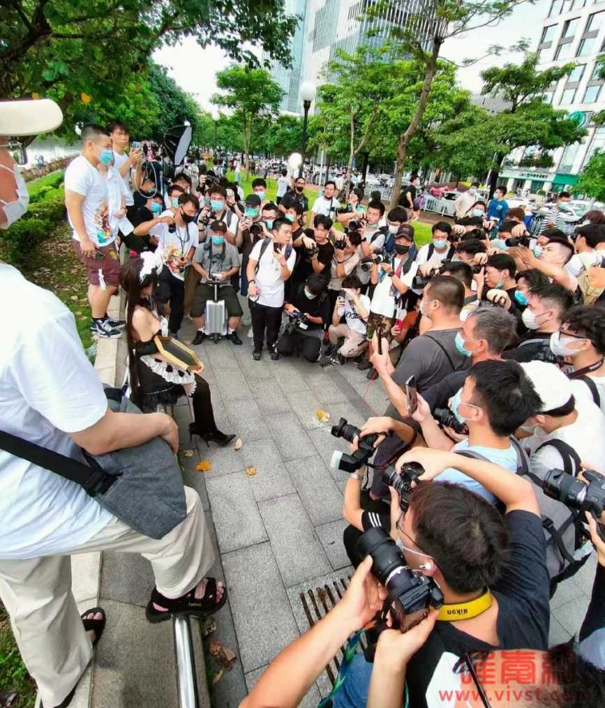 网红女主播狗头萝莉漫展被围拍,故意拍摄隐私部位,照片被吃瓜群转发