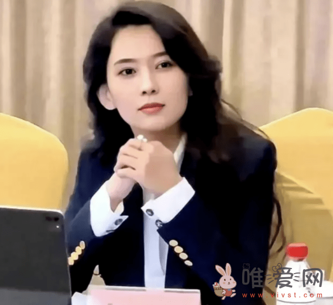 新疆美女李巧火了！长相酷似李富真,又像胡慧中！堪称气质与美貌并存的才女！