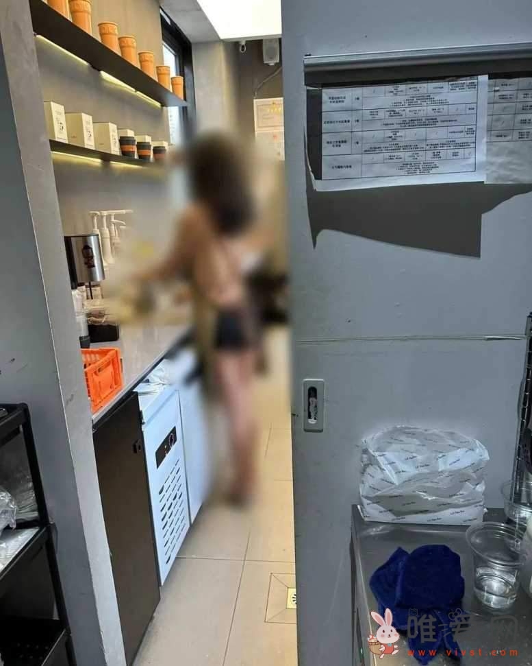 网传方块咖啡店女子穿真空围裙被指色情营销？店家回应：确有色情意味 已报警！